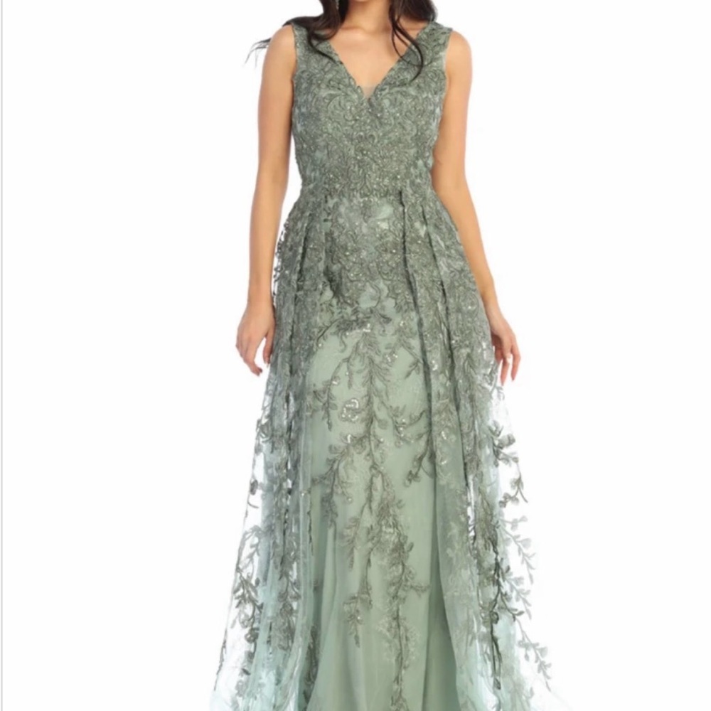 Elegant Lace Maxi Dress in Green